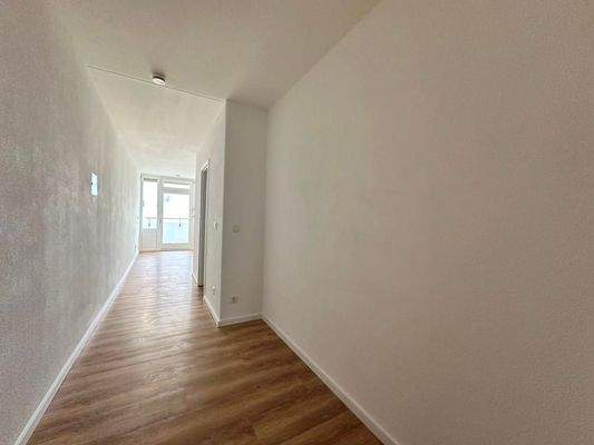 Flur mit Platz für einen Kleiderschrank.jpg