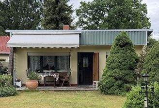 Rückansicht Bungalow mit Terrasse