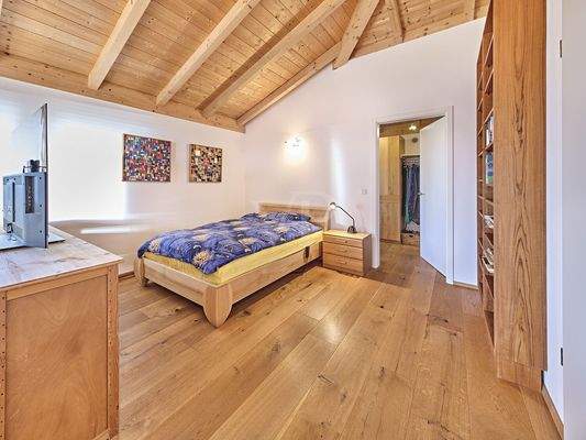 mit hohen Holzdecken