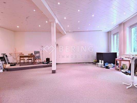 Versammlungssaal mit Bühne