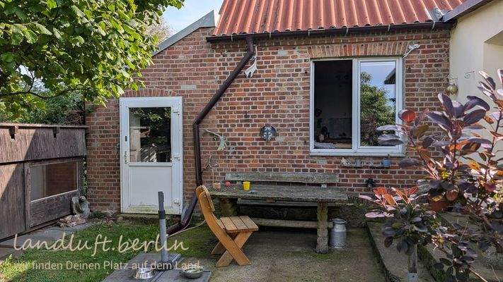 Links im Vorbau der HWR, Küchenfenster in der Mitte, rechts der Hauseingang.jpg