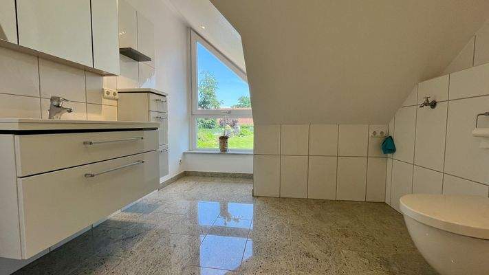 Bad auf der Nordseite  im OG