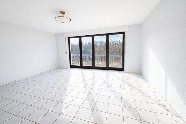 Wohnzimmer mit Süd-Balkon