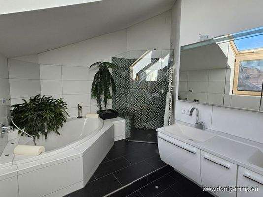 Bad mit Wanne und Dusche