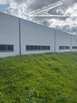 Halle mit Lichtband Foto 1 