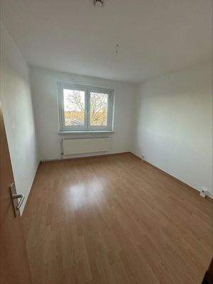 Helles Zimmer mit Fenster