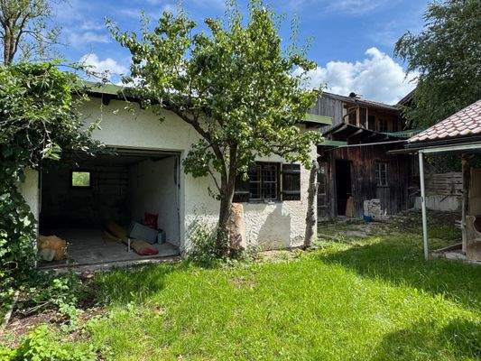 Garten mit Werkstatt