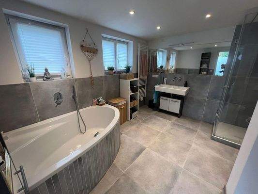 EG Bad mit Wanne und Dusche