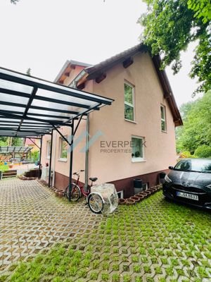 Stellplätze vor dem Haus