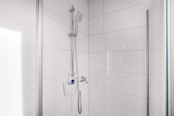 Duschbad mit Echtglas-Duschtrennwand