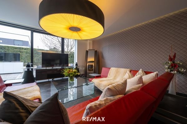 Wohnzimmer mit Kamin und Lautsprechersystem