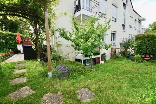 Süd-Ost Garten mit Zugang zur Straße