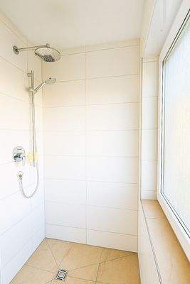 Tageslichtbad mit ebenerdiger Dusche