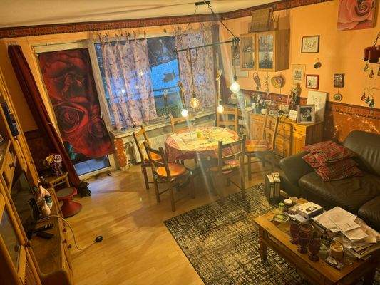 Wohnzimmer mit Balkon