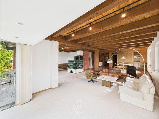 Blick auf den Wohn-/Essbereich mit Kamin EG 