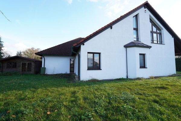 Hausansicht mit Garten & Gartenhaus