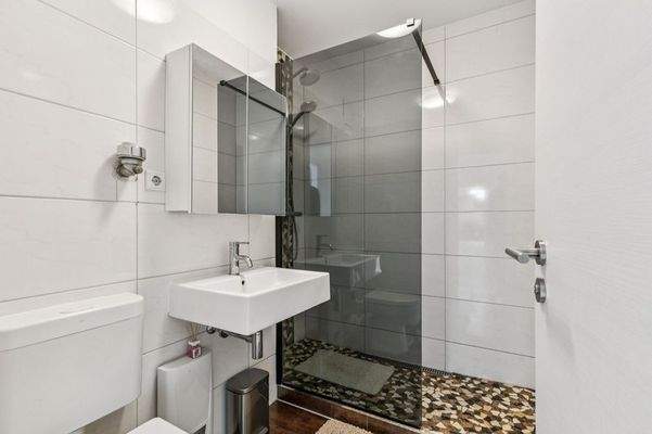 Gäste-WC mit Dusche