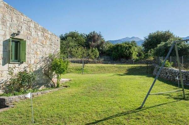 Kreta, Maza: Steinvilla mit beheiztem Pool und Garten in ruhiger Lage zu verkaufen