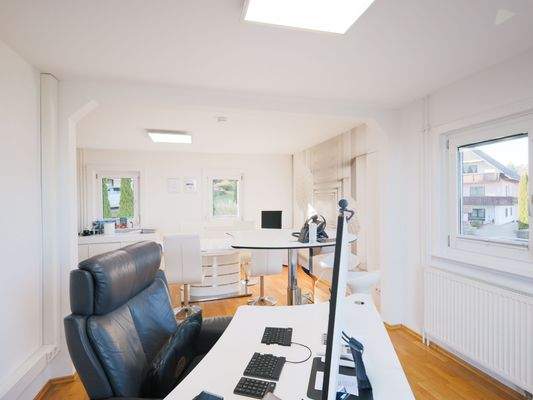 Viel Licht im offenen Wohnbereich (aktuell als Büro genutzt)