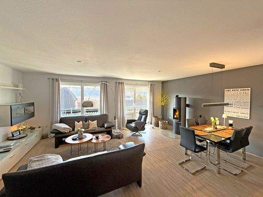 Wohnzimmer mit Essbereich und Zugang zum Balkon