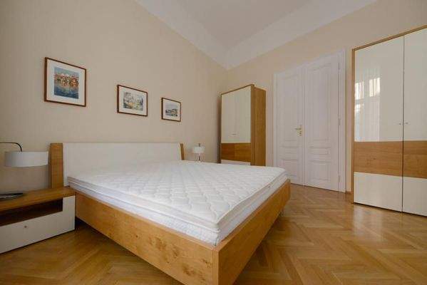 Schlafzimmer / Bedroom