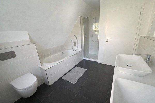 Modernes Badezimmer mit eleganter Ausstattung.jpeg
