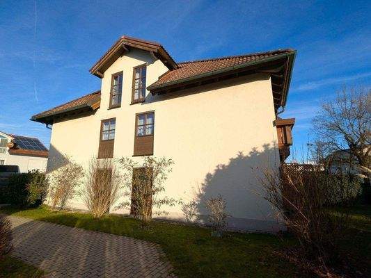 Westansicht des gepflegten Mehrfamilienhauses