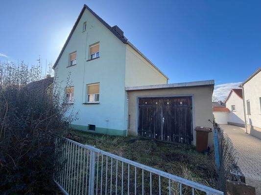 Giebelseite mit Blick auf Garage.JPG