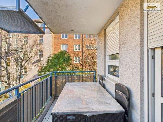 Überdachter Balkon am Wohnzimmer – Platz für Esstisch_05