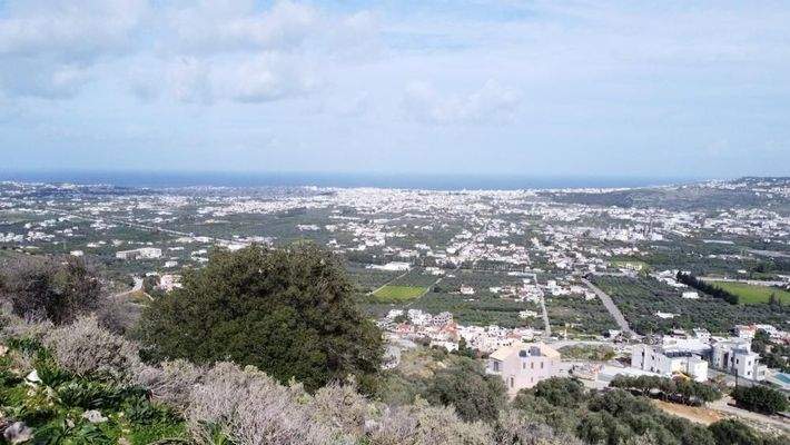 Kreta, Malaxa: Grundstück mit Blick auf Meer und Stadt zu verkaufen
