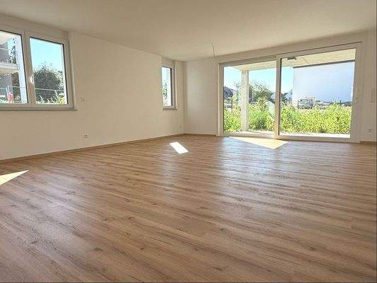 Wohnen mit Blick zur Terrasse und großem Garten