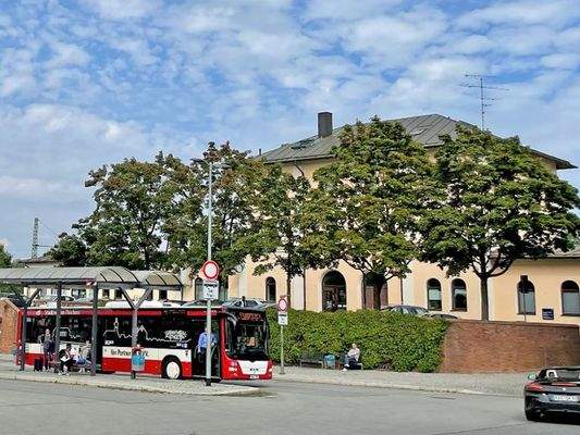 Kurzer Weg zu Fuß / per Rad zu S-Bahn+ Bus