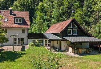 Außenansicht Haupt-/ Nebengebäude