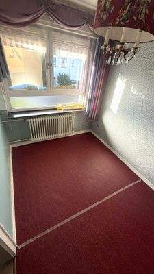 Kleines Zimmer mit Fenster