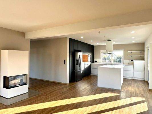 offen gestaltet Wohnzimmer zur Küche