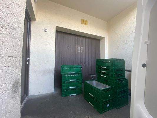 Rampe mit Eingang zur Gewerbeeinheit und Lager