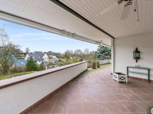 Überdachter Balkon EG