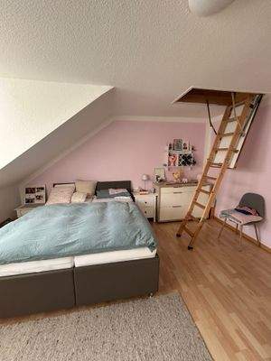 Schlafzimmer mit Aufgang zum Spitzboden