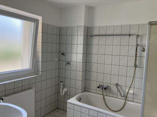 Bad mit Badewanne und Fenster