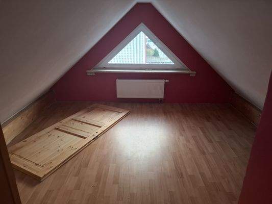 Spitzboden rechte Seite mit Abtrennung