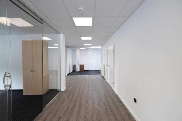 Blick vom Empfang in Richtung Konferenzraum