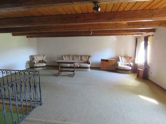 Wohnzimmer mit Treppenaufgang 