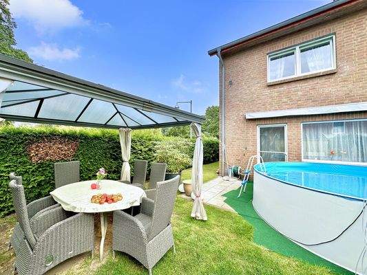 Rückseite des Hauses, Terrasse und Garten