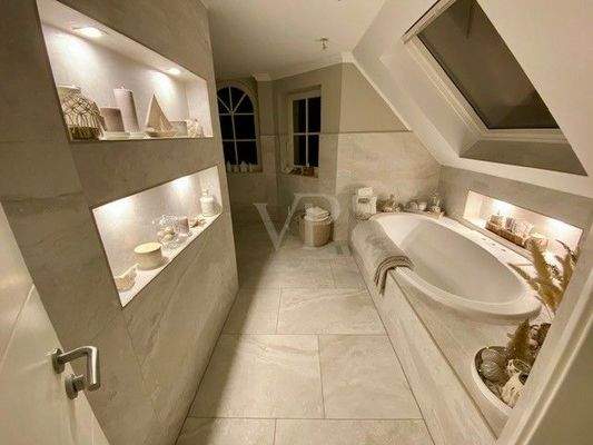 Bad mit Dusche & Wanne