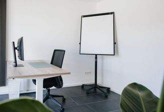 Arbeitsplatz 1 in verfügbarem Büroraum