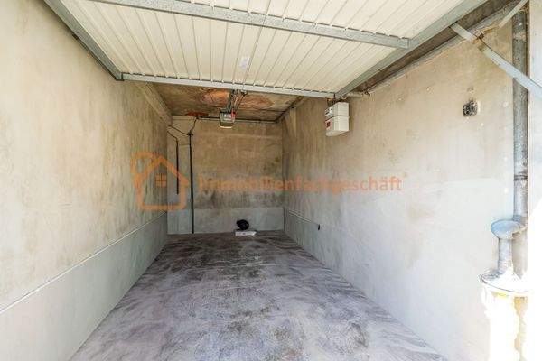 Leere Garage mit Tor