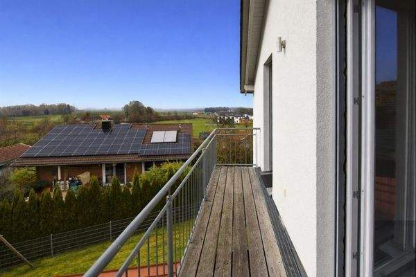 Der Balkon verbindet beide Kinderzimmer im Obergeschoss