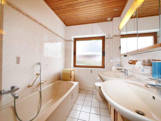 EG Bad mit Dusche und Wanne