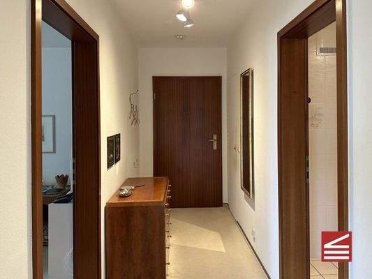 Flur - Eingang - Abstellraum rechts, Bad u. Schlafen links