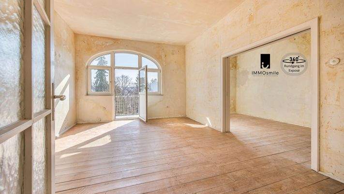 Heller, freundlicher Wohn-Essbereich mit Zugang auf den sonnigen Ostbalkon